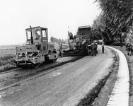 847564 Afbeelding van het asfalteren van de T25, de tertiaire provinciale weg Woerden-Kamerik, in de omgeving van Kamerik.